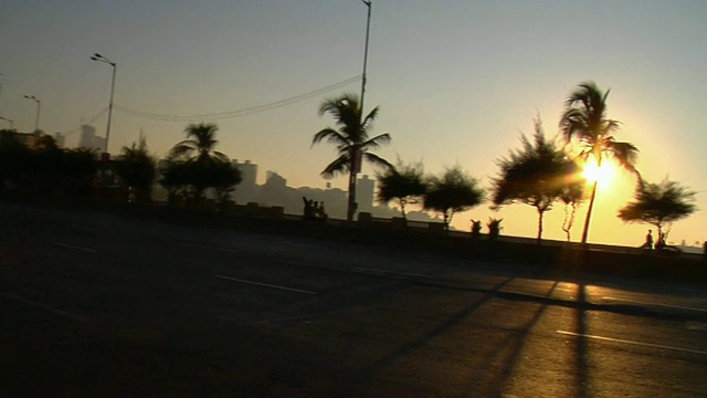 印度马哈拉施特拉邦孟买，哈吉阿里，日落时分的街道交通视频下载