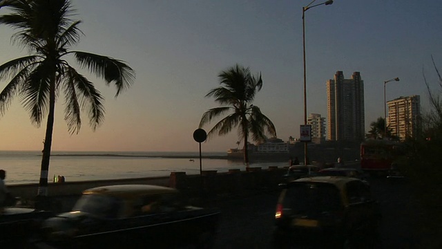 印度马哈拉施特拉邦孟买哈吉阿里海岸公路上的交通视频下载