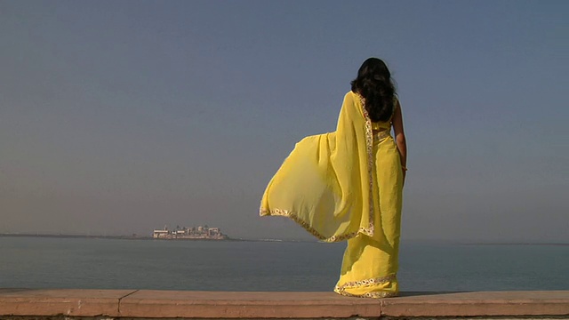 WS，年轻女子站在墙上的后视图，面对哈吉阿里达加，孟买，马哈拉施特拉邦，印度视频下载