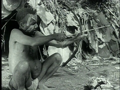1939蒙太奇MS非洲侏儒男子手持弓箭狩猎/ CU FOCUS男子手持弓箭与不同类型的箭/非洲/音频视频下载