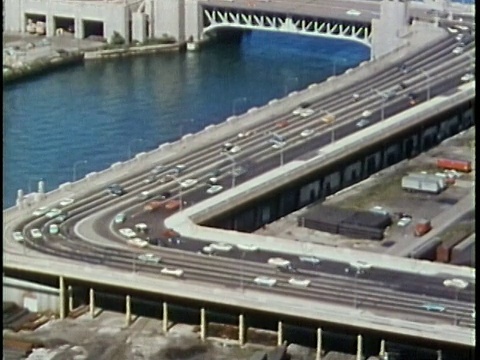 1963年蒙太奇TS人驾驶敞篷车在高速公路上/芝加哥，美国/音频视频素材