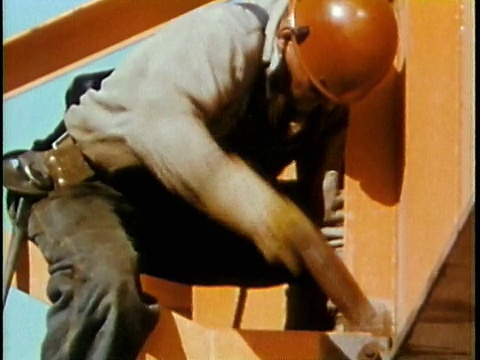 1963年，蒙太奇建筑工人在固定钢梁/美国芝加哥/音频视频素材