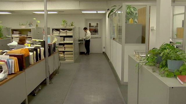 美国加州康普顿，两名办公室职员手牵手走过办公室走廊视频下载
