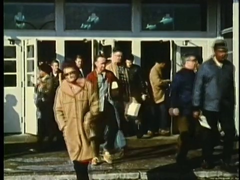 蒙太奇，工人离开工厂，1960年，底特律，密歇根州，美国视频素材
