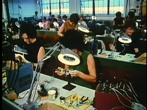 蒙太奇，工人在工厂工作，1960年，底特律，密歇根州，美国视频素材