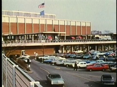 蒙太奇，Macomb商场停车场，1960年代，底特律，密歇根州，美国视频素材