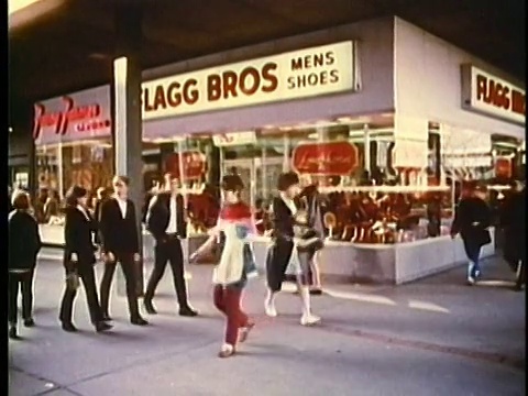 蒙太奇，购物街上的人，1960年代，底特律，密歇根州，美国视频素材