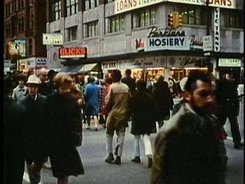 蒙太奇，拥挤的市中心街道，1960年代，底特律，密歇根州，美国视频素材