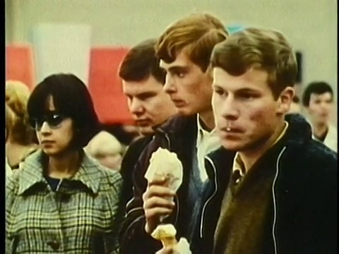 蒙太奇，人在底特律车展，1960年，底特律，密歇根州，美国视频素材