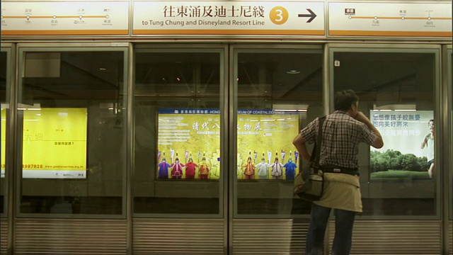 中国香港，列车站台上的乘客视频下载