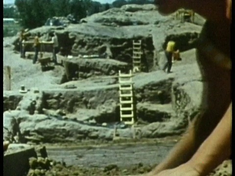1985年，航拍蒙太奇WS TD考古学家在美国新墨西哥州挖掘印第安人村庄废墟视频下载