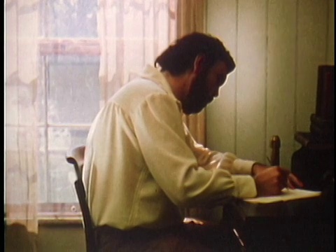 1971年再现沃尔特·惠特曼在卧室书桌上写作/ 19世纪的美国/音频视频下载