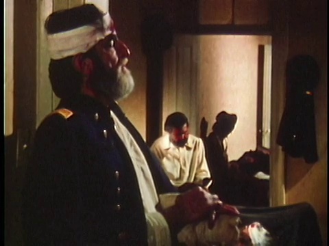 在19世纪的美国，一名受伤的美国内战士兵站在走廊上，背景是沃尔特·惠特曼视频素材