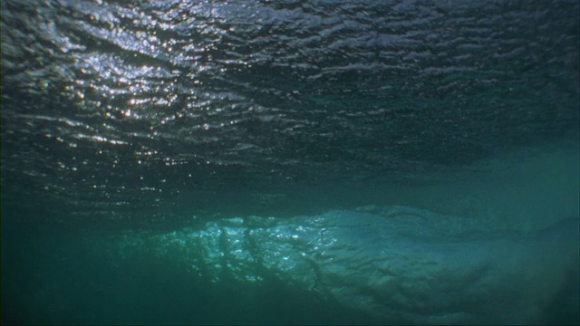 SLO MO, CU，阳光透过海浪，塔瓦鲁阿岛，斐济视频下载