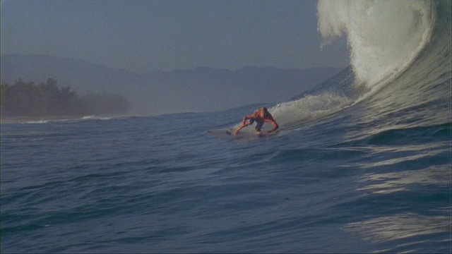 SLO MO, WS，男性冲浪者骑Banzai管道，瓦胡岛的北岸，夏威夷，美国视频素材