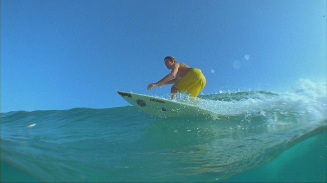 SLO MO, WS, LA，男性冲浪者在海浪，瓦胡岛的北岸，夏威夷，美国视频素材