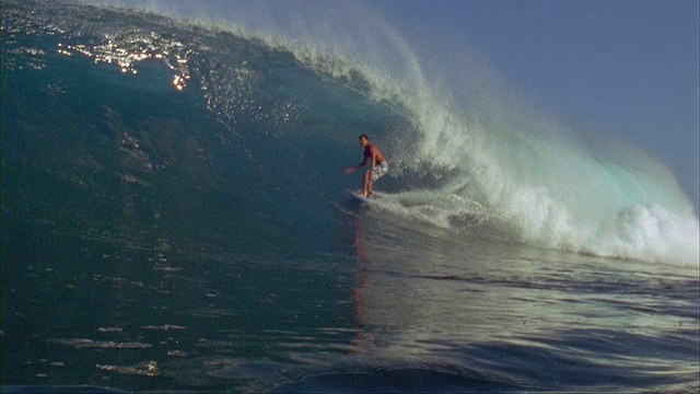 SLO MO, WS，男性冲浪者在海浪，瓦胡岛的北岸，夏威夷，美国视频素材