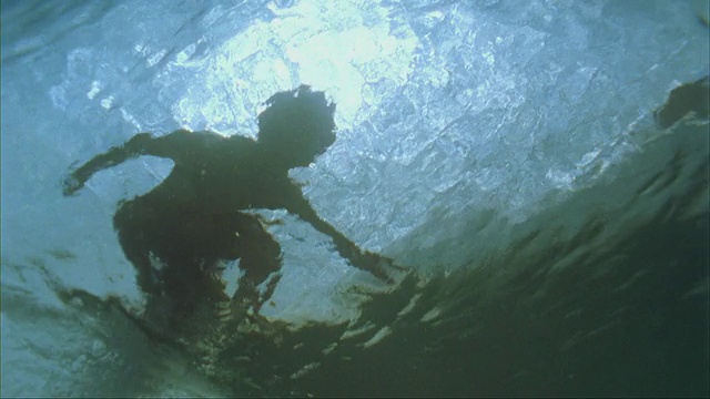 SLO MO, MS, LA，在海浪上冲浪的水下视图，瓦胡岛的北岸，夏威夷，美国视频素材