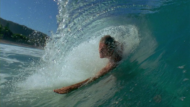 SLO MO, MS, CU, Bodysurfer在海浪，瓦胡岛的北岸，夏威夷，美国视频素材