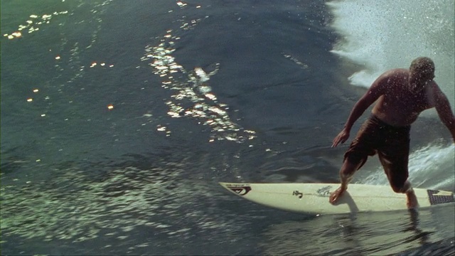 SLO MO, WS, CU，男性冲浪者骑Banzai管道，瓦胡岛的北岸，夏威夷，美国视频素材
