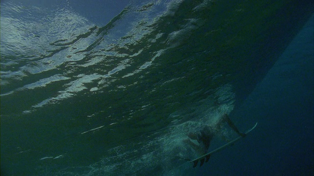 SLO MO, WS, LA，在海浪上冲浪的水下视图，瓦胡岛的北岸，夏威夷，美国视频素材