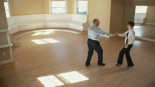 WS, HA，老年夫妇在空房间跳舞，Hingham，马萨诸塞州，美国视频素材