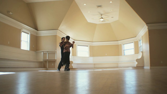 WS，在空房间跳舞的高年级情侣，Hingham，马萨诸塞州，美国视频素材