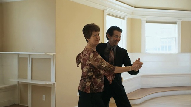 MS, PAN，老年夫妇在空房间跳舞，Hingham，马萨诸塞州，美国视频素材