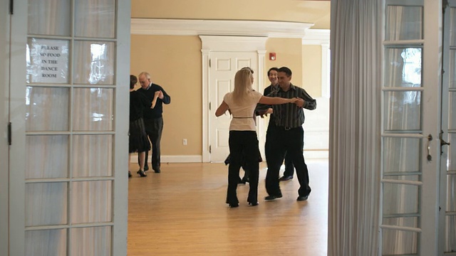 WS，三对正在上舞蹈课的情侣，美国马萨诸塞州的亨厄姆视频素材