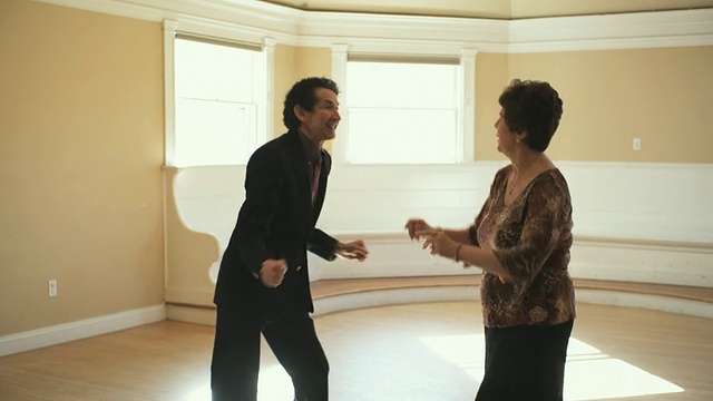 美国马萨诸塞州亨厄姆，老年情侣在空房间跳舞视频素材