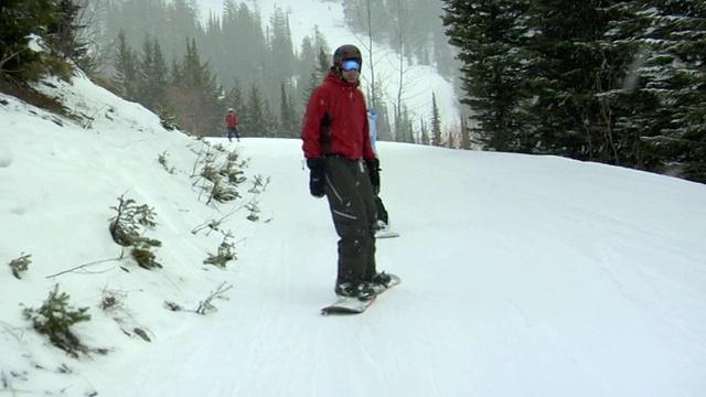 SLO MO, MS，男子和女子滑雪板，白鱼，蒙大拿，美国视频素材