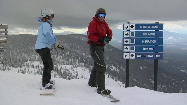 WS，男人和女人在滑雪斜坡上固定滑雪板，白鱼，蒙大拿，美国视频素材