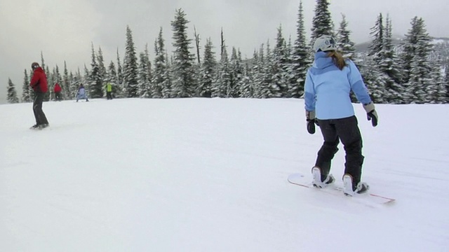 WS，摇晃，男人和女人滑雪后视图，白鱼，蒙大拿州，美国视频素材