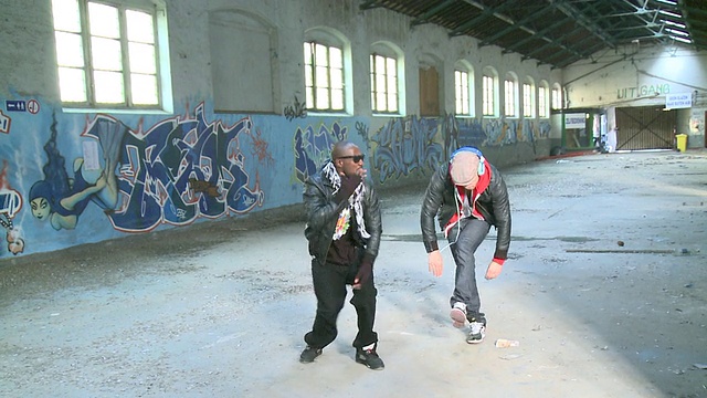 比利时根特的仓库里，两名男子在跳舞视频下载