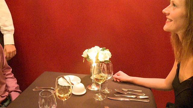 比利时金特餐厅，服务生端着酒杯给情侣视频下载