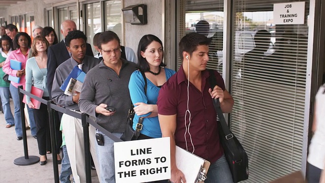 美国亚利桑那州凤凰城，人们在失业办公室排队视频素材