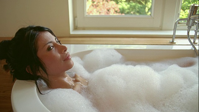 一名年轻女子在泡泡浴中放松，比利时布鲁塞尔视频下载
