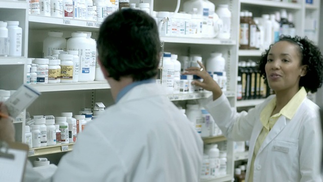 两名药剂师检查货架上的药品，苏格兰平原，新泽西州，美国视频素材