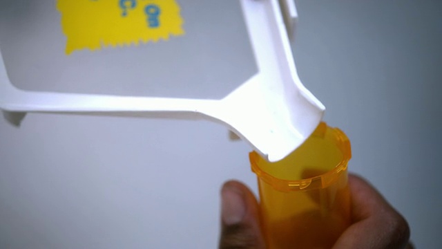 美国新泽西州，苏格兰平原，女药剂师将药丸倒入处方瓶中视频素材
