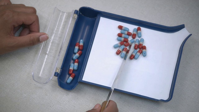 美国新泽西州，苏格兰平原，女药剂师手数药片并将药片倒入处方瓶中视频素材