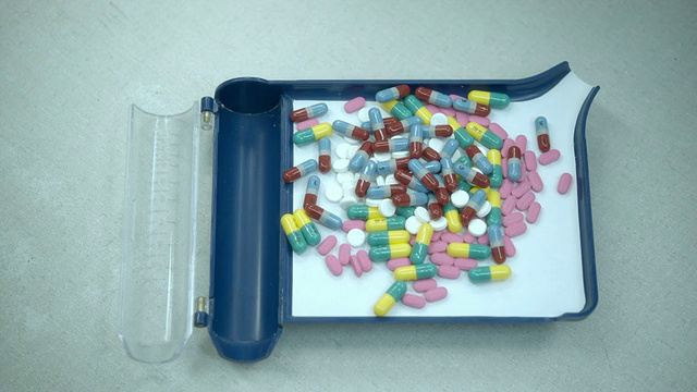 美国新泽西州，苏格兰平原，女药剂师将处方瓶中的药片倒入计数盘视频素材