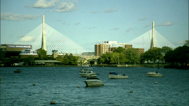 美国马萨诸塞州波士顿，查尔斯河上停泊的船只，背景是伦纳德·p·扎基姆·邦克山纪念桥视频素材