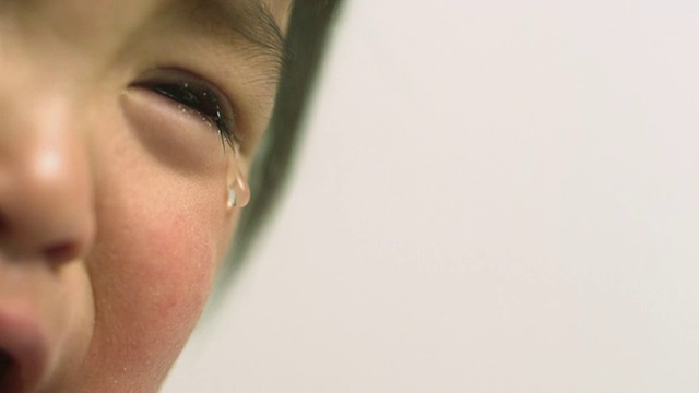 SLO MO, ECU，对焦，工作室拍摄的男婴哭泣视频下载