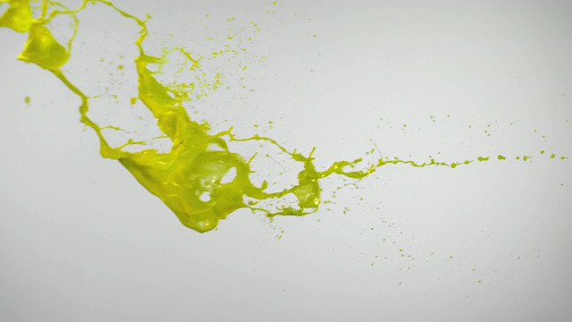 SLO MO, CU，工作室拍摄的黄色喷漆视频素材