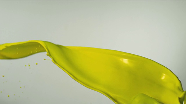 SLO MO, CU，工作室拍摄的黄色喷漆视频素材
