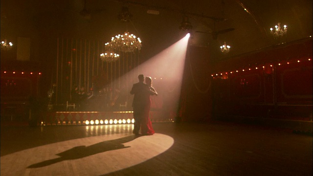 WS, PAN，优雅的夫妇在舞厅跳舞，弦乐四重奏的背景，伦敦，英国视频下载