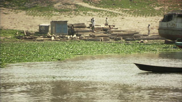 孟加拉国，一名男子乘船接近河岸视频素材