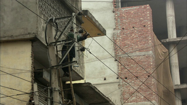 洛杉矶，MS，电工站在梯子上固定电线，孟加拉国视频下载