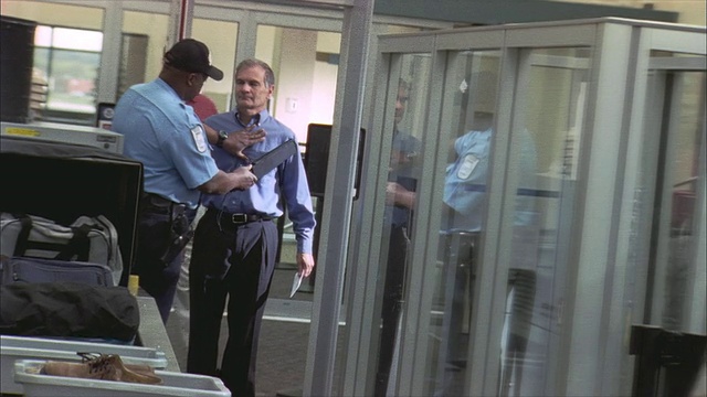 美国伊利诺伊州罗克福德芝加哥罗克福德国际机场安检处的一名男子视频下载