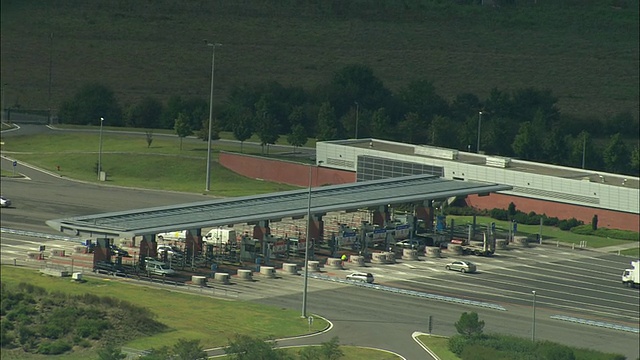 蒙陶班附近高速公路收费站鸟瞰图，中比利牛斯，法国视频下载